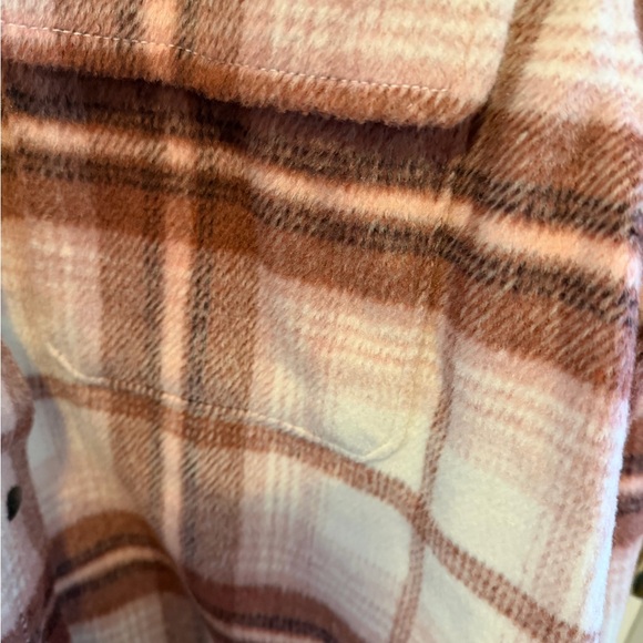Old Navy Women’s Plaid Button-Down Shacket. - Picture 4 of 5